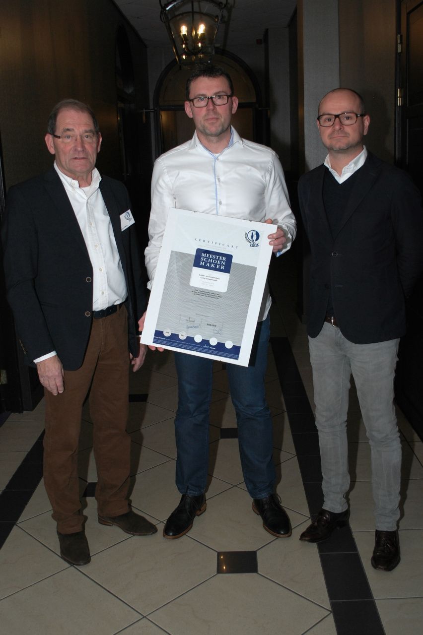 Meester schoenmaker certificaatuitreiking van het schoenmakersgilde met dhr van Mierlo(van Lier schoenen) en Reynier van Bommel(van Bommel schoenen)